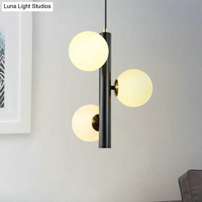 Lámpara de techo colgante contemporánea en blanco y negro con tres cabezales de cristal esmerilado, ideal para mesa de comedor.