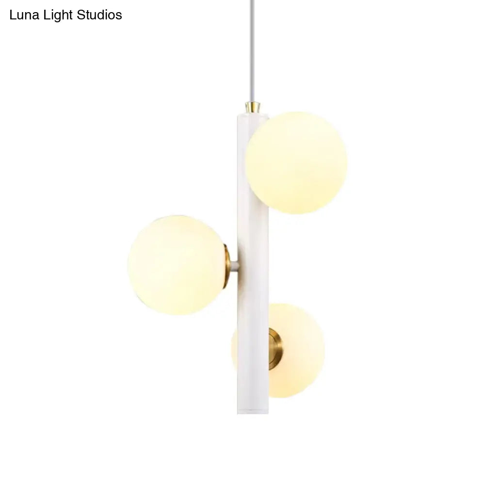 Lámpara de techo colgante contemporánea en blanco y negro con tres cabezales de cristal esmerilado, ideal para mesa de comedor.