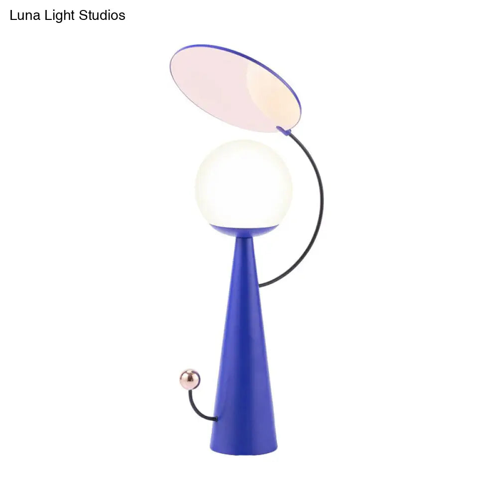 Lámpara de mesa de noche cónica contemporánea con acabado azul, pantalla de cristal blanco y decoración de espejo - 1 bombilla, lámpara de escritorio metálica