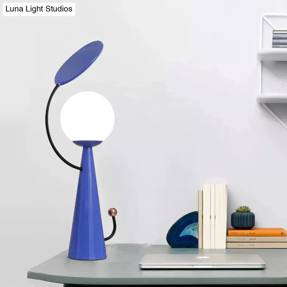 Lámpara de mesa de noche cónica contemporánea con acabado azul, pantalla de cristal blanco y decoración de espejo - 1 bombilla, lámpara de escritorio metálica