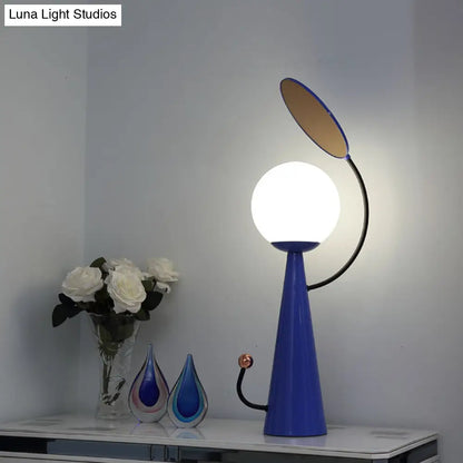 Lámpara de mesa de noche cónica contemporánea con acabado azul, pantalla de cristal blanco y decoración de espejo - 1 bombilla, lámpara de escritorio metálica