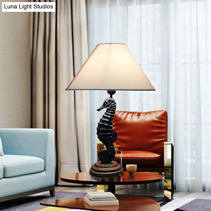 Lámpara de mesa contemporánea azul/roja con forma de caballito de mar y pantalla cónica de tela - Resina, 1 luz