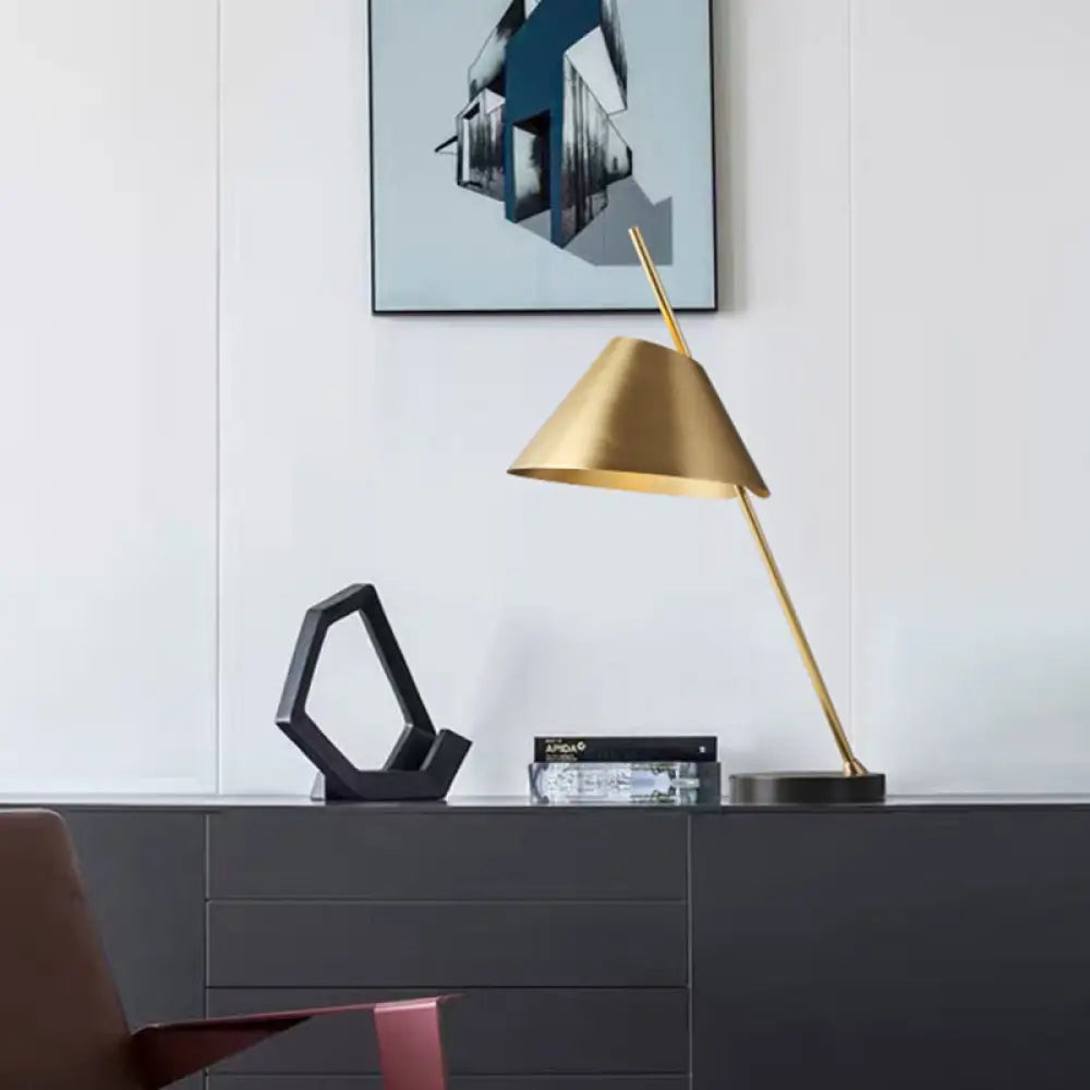 Lámpara de noche cónica contemporánea de latón con iluminación nocturna de un cabezal metálico – Perfecta para dormitorios