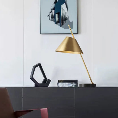 Lámpara de noche cónica contemporánea de latón con iluminación nocturna de un cabezal metálico – Perfecta para dormitorios