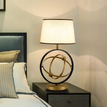 Lámpara de mesa contemporánea de tela color bronce - Luz nocturna de dormitorio de 1 luz con base redonda de metal
