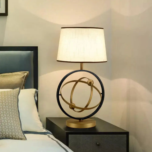 Lámpara de mesa contemporánea de tela color bronce - Luz nocturna de dormitorio de 1 luz con base redonda de metal