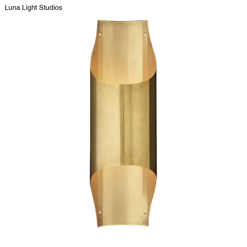 Contemporary curved brass wall lamp with brass finish and cylindrical bulb base for living room lighting