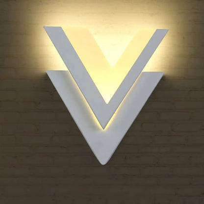 Aplique de pared LED DecorBites™ contemporáneo de doble V en blanco cálido - Iluminación metálica para escaleras