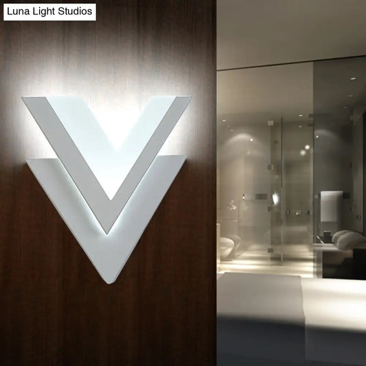 Aplique de pared LED DecorBites™ contemporáneo de doble V en blanco cálido - Iluminación metálica para escaleras