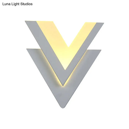 Aplique de pared LED DecorBites™ contemporáneo de doble V en blanco cálido - Iluminación metálica para escaleras