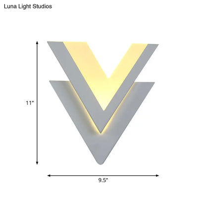 Aplique de pared LED DecorBites™ contemporáneo de doble V en blanco cálido - Iluminación metálica para escaleras