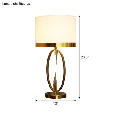 Lámpara de mesa cilíndrica contemporánea de tela con un cabezal - Lámpara de mesilla de noche blanca (12"/16" de ancho)