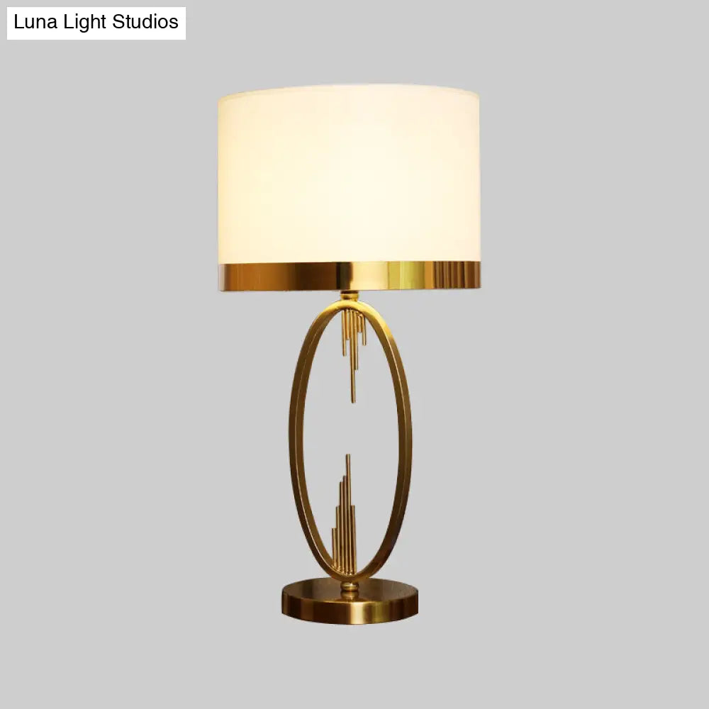 Lámpara de mesa cilíndrica contemporánea de tela con un cabezal - Lámpara de mesilla de noche blanca (12"/16" de ancho)