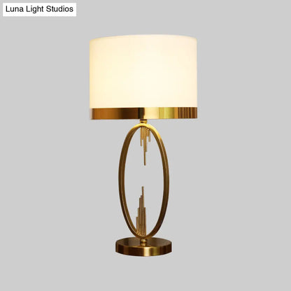 Lámpara de mesa cilíndrica contemporánea de tela con un cabezal - Lámpara de mesilla de noche blanca (12"/16" de ancho)