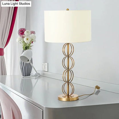 Lámpara de noche cilíndrica contemporánea de tela - Iluminación de mesa de metal blanco para sala de estar