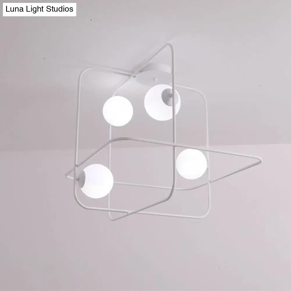 Lámpara de techo contemporánea DecorBites™ con 4 cabezales, cristal blanco mate, acabado negro/blanco/dorado