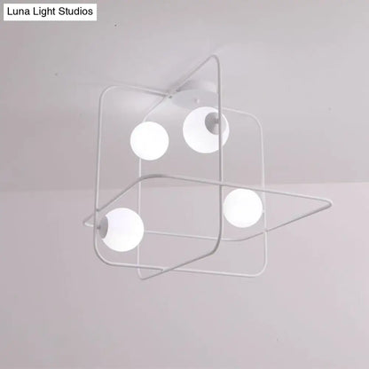 Lámpara de techo contemporánea DecorBites™ con 4 cabezales, cristal blanco mate, acabado negro/blanco/dorado