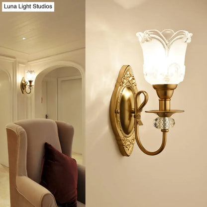 Lámpara de pared DecorBites™ contemporánea con forma de pétalo, de cristal esmerilado y decoración de cristal - Acabado dorado