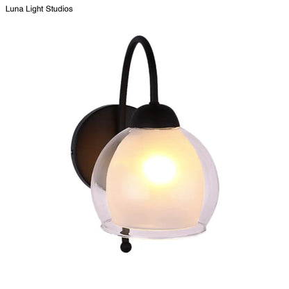 Aplique de pared DecorBites™ contemporáneo de cristal esmerilado en negro con brazo metálico curvo