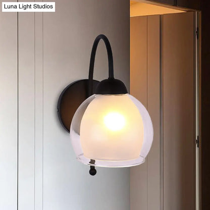 Aplique de pared DecorBites™ contemporáneo de cristal esmerilado en negro con brazo metálico curvo