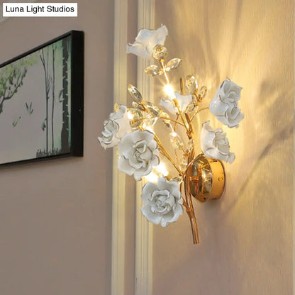 Aplique de pared DecorBites™ contemporáneo de cristal dorado con diseño facetado en forma de lágrima y detalles florales de cerámica - Lámpara de pared de 3 bombillas