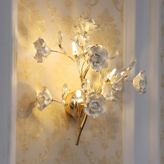 Aplique de pared DecorBites™ contemporáneo de cristal dorado con diseño facetado en forma de lágrima y detalles florales de cerámica - Lámpara de pared de 3 bombillas