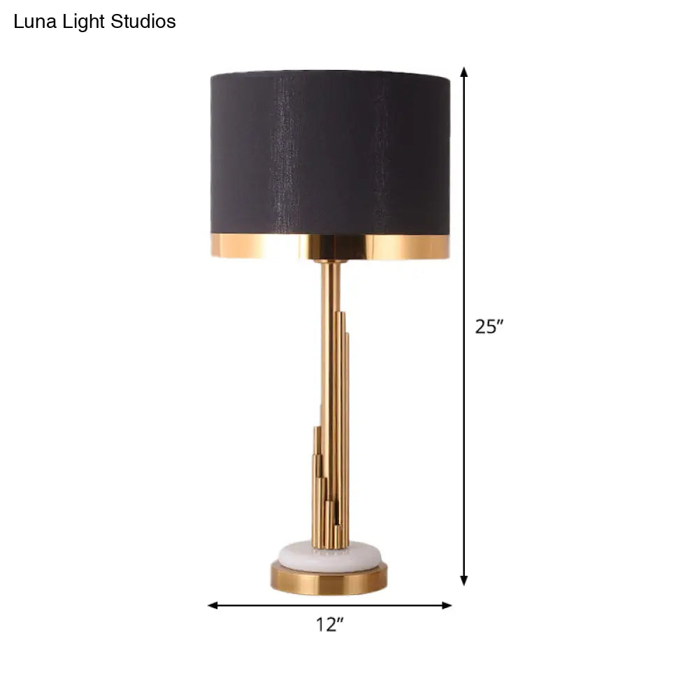 Lámpara de mesa de noche cilíndrica dorada contemporánea con pantalla de tela negra - 1 bombilla