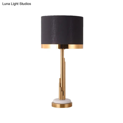 Lámpara de mesa de noche cilíndrica dorada contemporánea con pantalla de tela negra - 1 bombilla