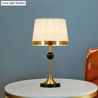 Lámpara de escritorio dorada contemporánea con pantalla de tela beige para sala de estar o mesa