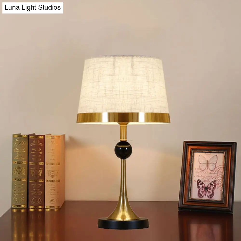 Lámpara de escritorio dorada contemporánea con pantalla de tela beige para sala de estar o mesa