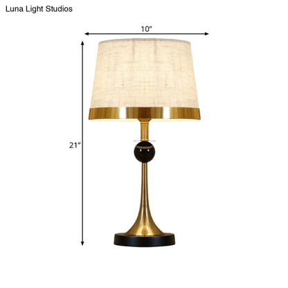 Lámpara de escritorio dorada contemporánea con pantalla de tela beige para sala de estar o mesa