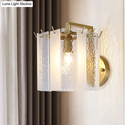 Aplique de pared DecorBites™ contemporáneo dorado con forma de tambor, acabado esmerilado y cristal de agua - 1 luz