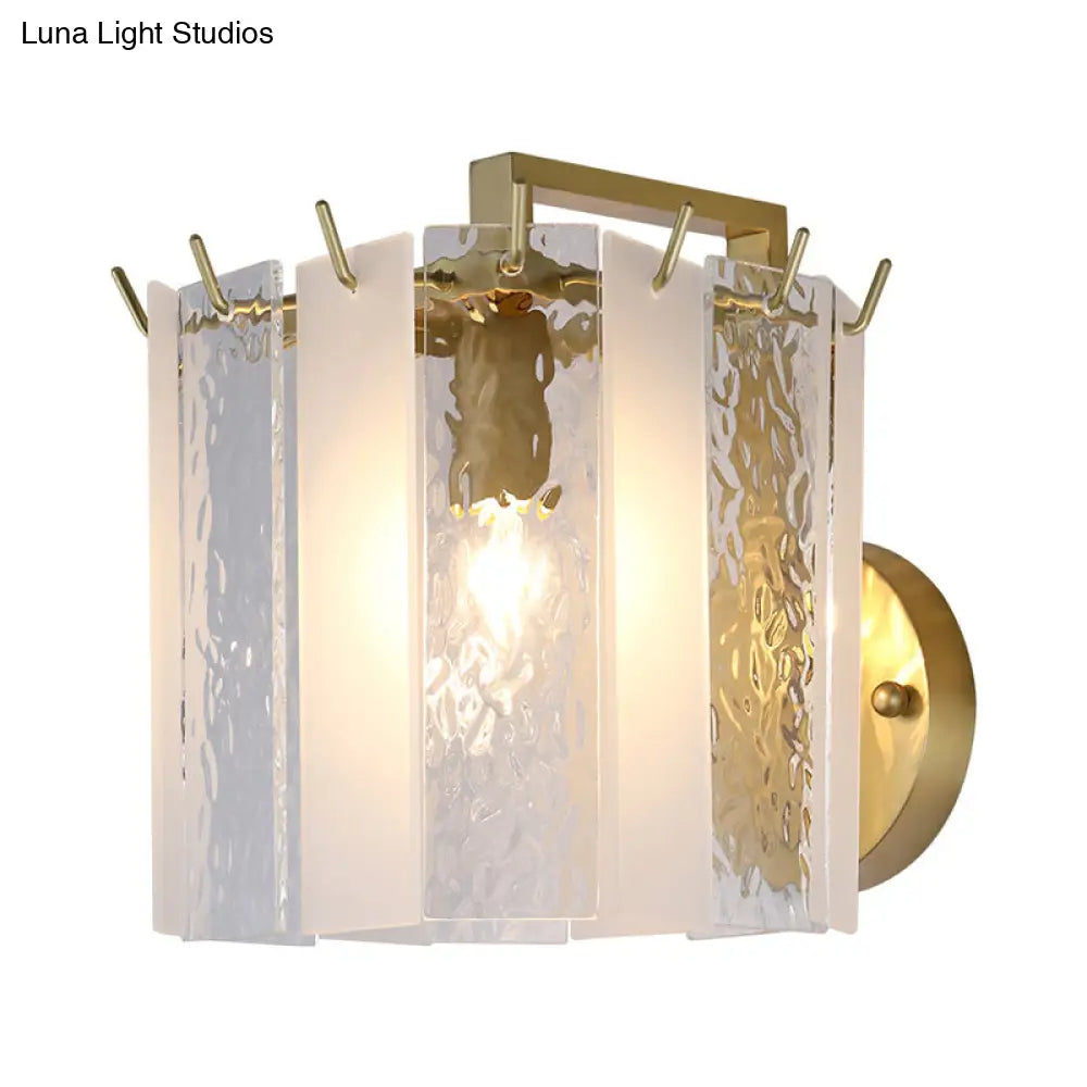 Aplique de pared DecorBites™ contemporáneo dorado con forma de tambor, acabado esmerilado y cristal de agua - 1 luz