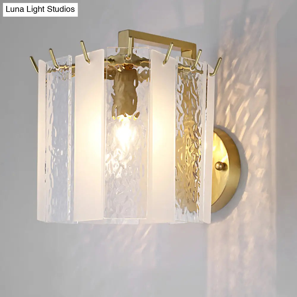 Aplique de pared DecorBites™ contemporáneo dorado con forma de tambor, acabado esmerilado y cristal de agua - 1 luz