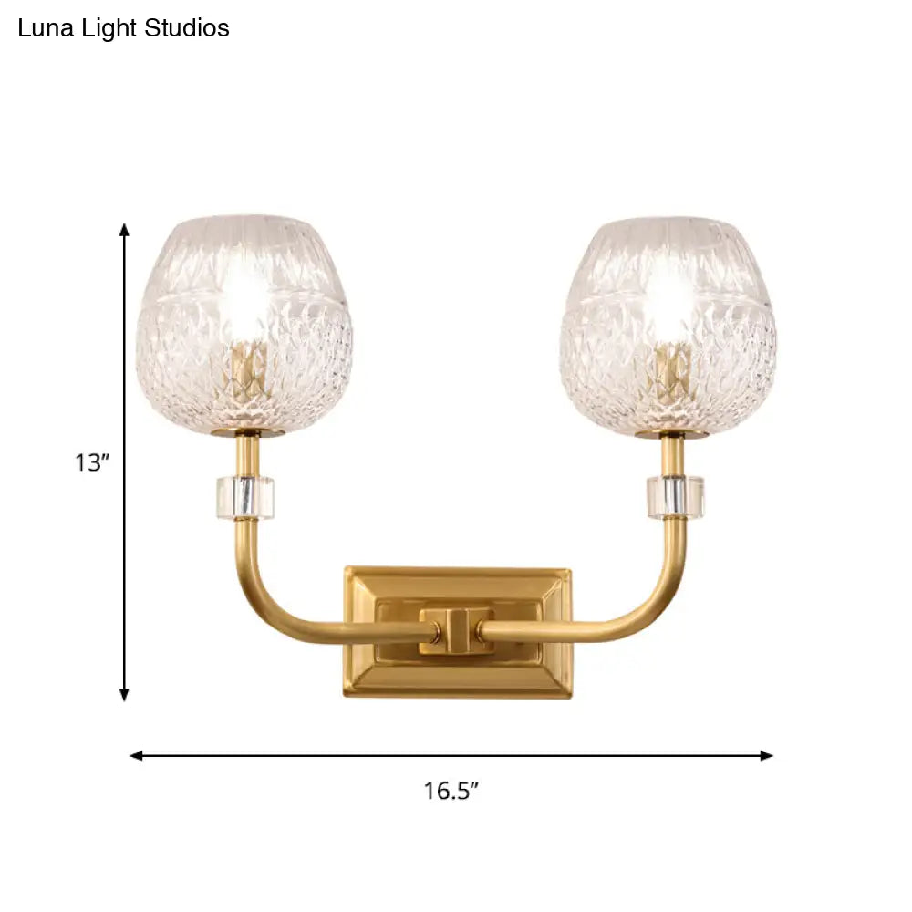 Aplique de pared DecorBites™ de estilo contemporáneo con acabado dorado y forma de cúpula, con cristal de celosía transparente.