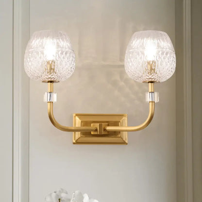 Aplique de pared DecorBites™ de estilo contemporáneo con acabado dorado y forma de cúpula, con cristal de celosía transparente.