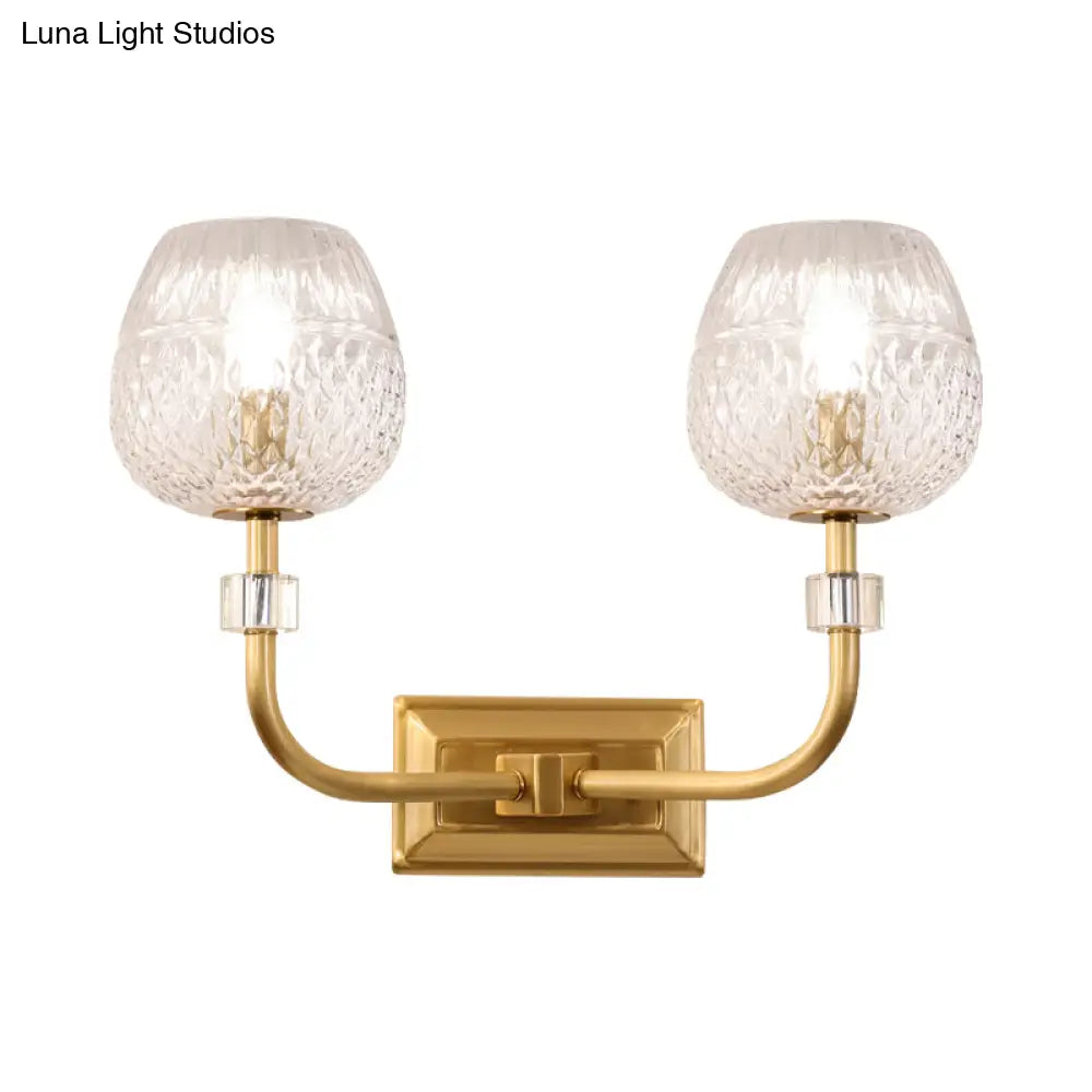 Aplique de pared DecorBites™ de estilo contemporáneo con acabado dorado y forma de cúpula, con cristal de celosía transparente.