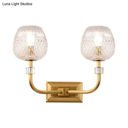 Aplique de pared DecorBites™ de estilo contemporáneo con acabado dorado y forma de cúpula, con cristal de celosía transparente.