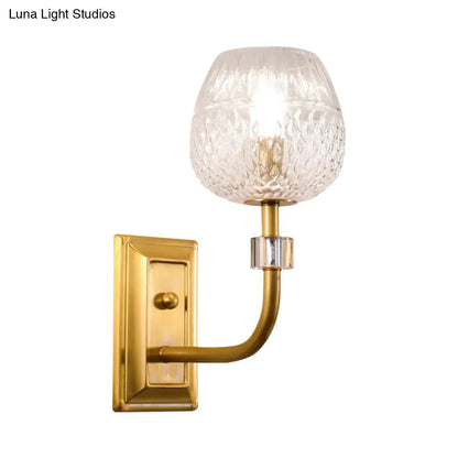 Aplique de pared DecorBites™ de estilo contemporáneo con acabado dorado y forma de cúpula, con cristal de celosía transparente.