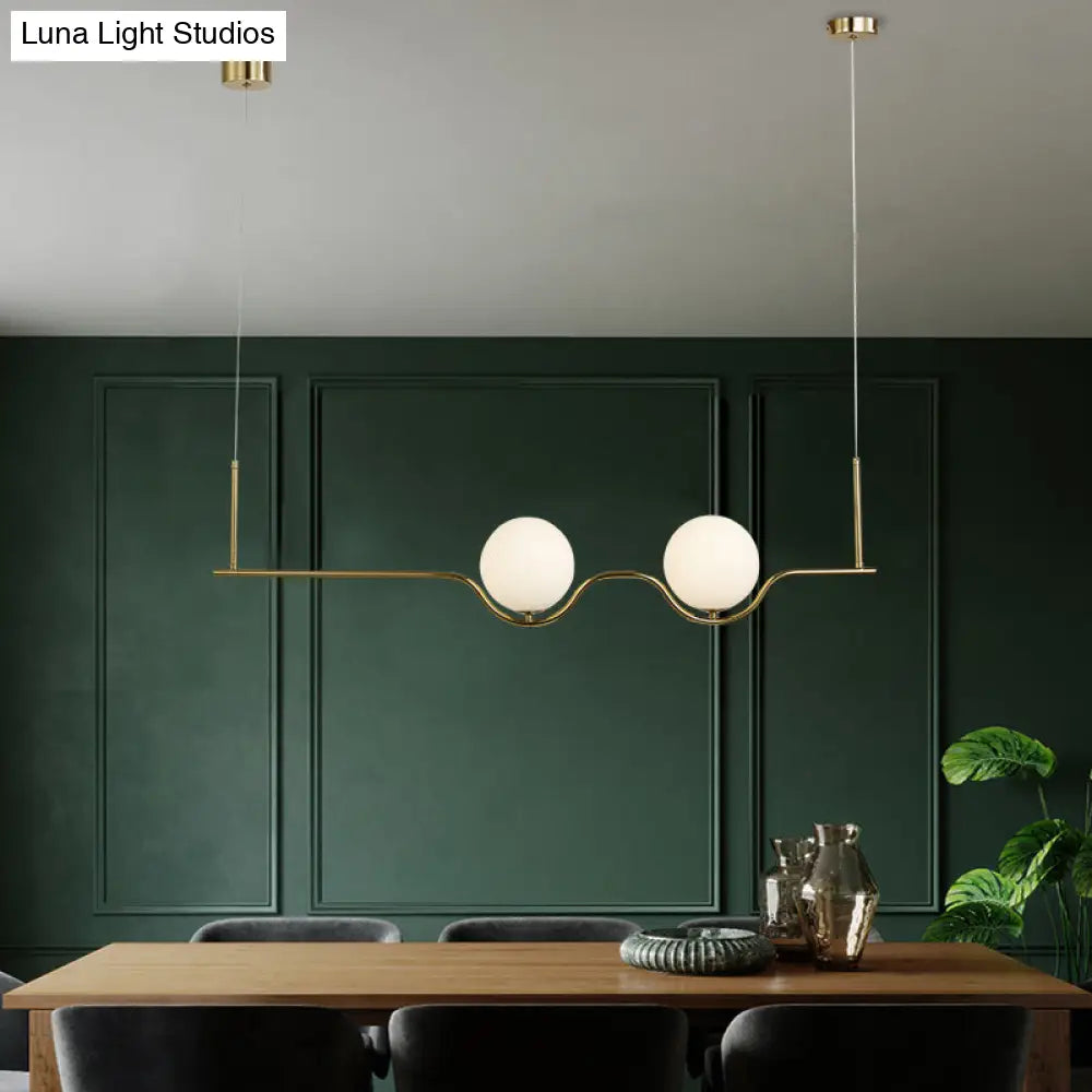 Lámpara de isla contemporánea dorada DecorBites™ con 2 cabezales y pantalla esférica de cristal blanco – Kit de lámpara colgante para comedor