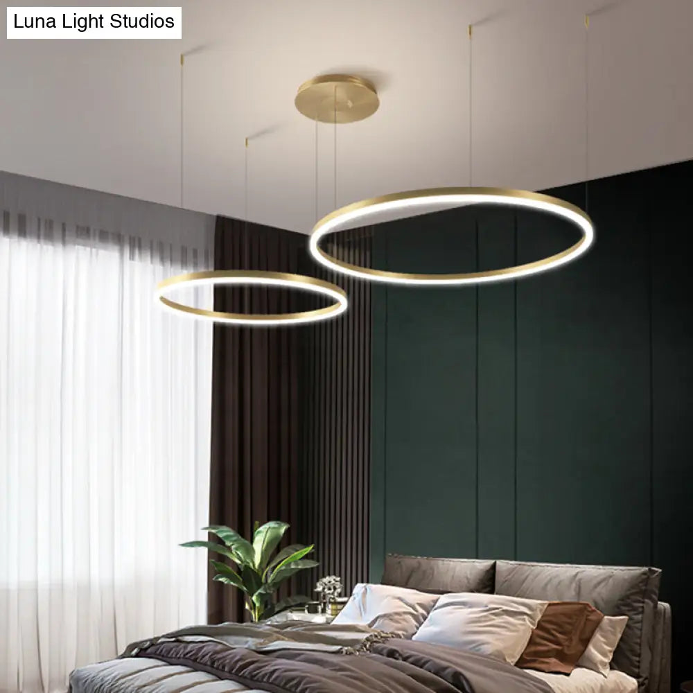 Lámpara colgante de araña contemporánea dorada de 2 capas con LED y anillo metálico