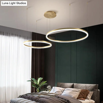 Lámpara colgante de araña contemporánea dorada de 2 capas con LED y anillo metálico