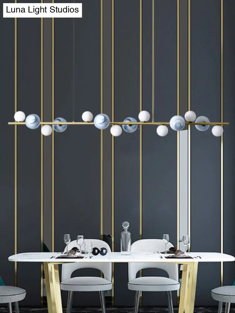 Lámpara colgante DecorBites™ contemporánea de metal dorado con esfera de cristal para mesa de comedor