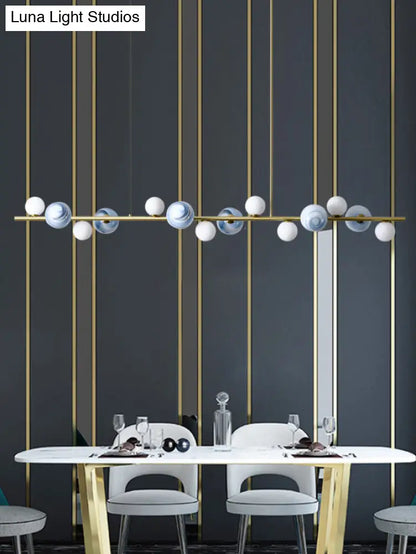 Lámpara colgante DecorBites™ contemporánea de metal dorado con esfera de cristal para mesa de comedor