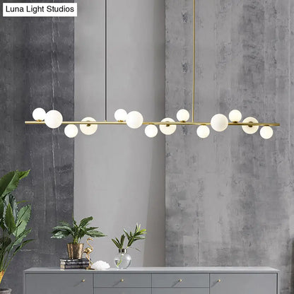 Lámpara colgante DecorBites™ contemporánea de metal dorado con esfera de cristal para mesa de comedor