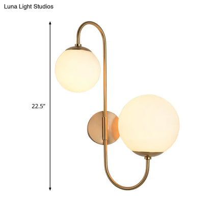 Aplique de pared DecorBites™ contemporáneo de metal dorado con pantalla de cristal opalino - Diseño de brazo con 2 bombillas