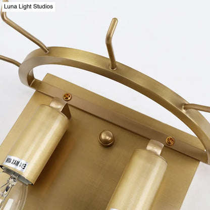 Aplique ovalado dorado contemporáneo DecorBites™ con detalle de cristal tallado: la lámpara de pared perfecta para la iluminación del salón.