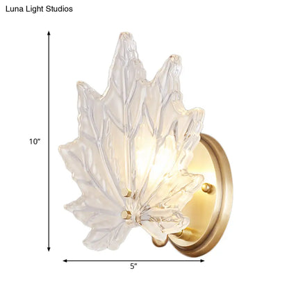 Aplique de pared contemporáneo DecorBites™ dorado: Lámpara de pared para dormitorio con forma de hoja de arce y cristal transparente, 1 cabezal