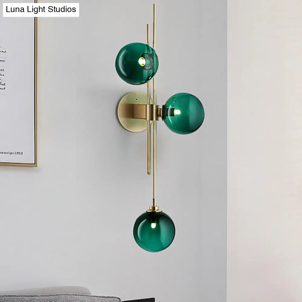 Aplique de pared DecorBites™ contemporáneo con globo de cristal verde/transparente y 3 luces en latón