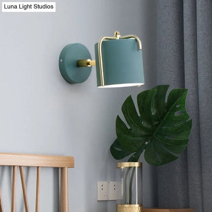 Aplique DecorBites™ contemporáneo verde/gris con pantalla tubular metálica para iluminación de pared de dormitorio